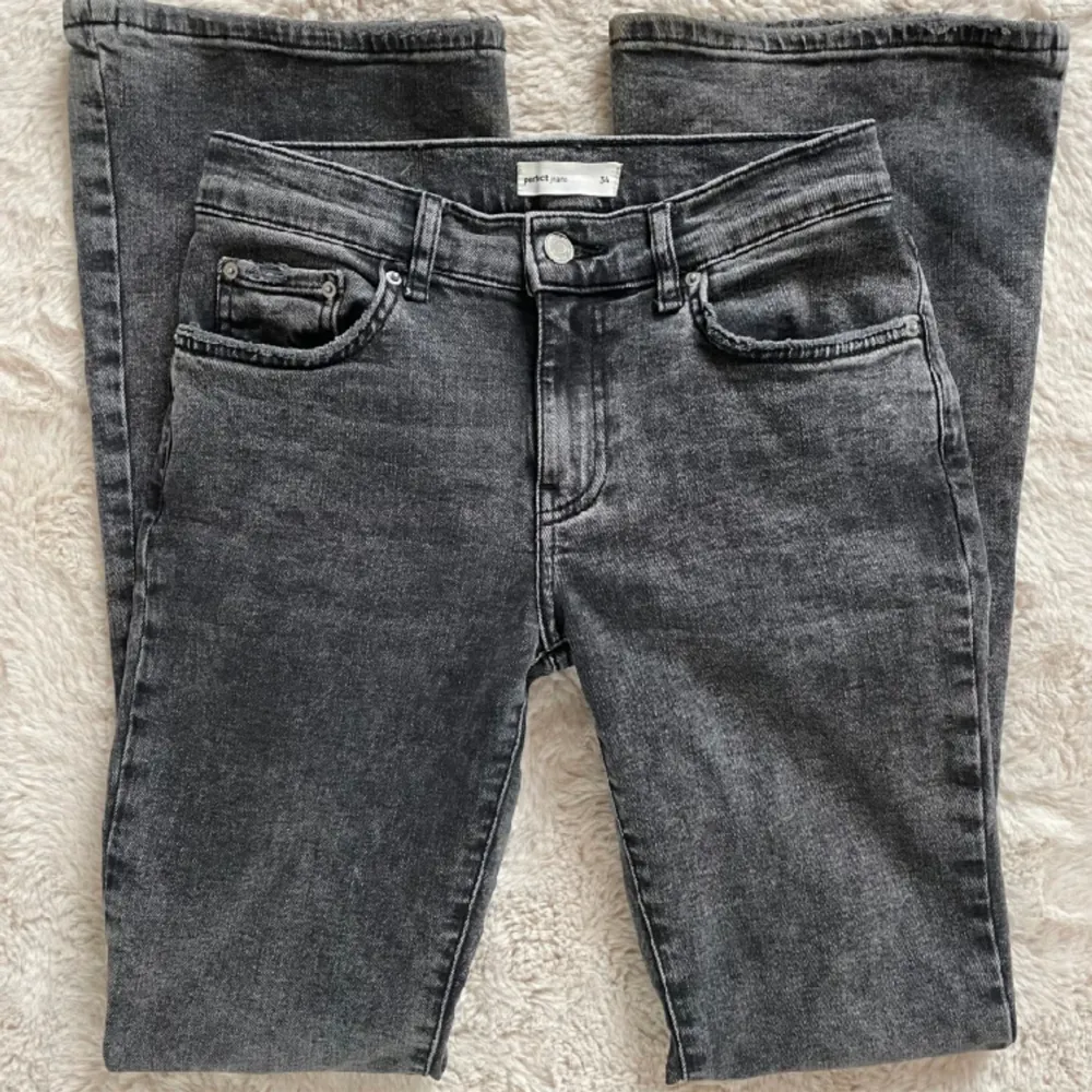 Jeans från Gina i storlek 34, inga fläckar eller hål men dom är bara lite slitna längst nere vid benen men inte mycket alls, säljer dom då dom är får korta i benen men kan även byta dom mot ett par andra jeans tex samma model fast i tall,lånade bilde. Jeans & Byxor.