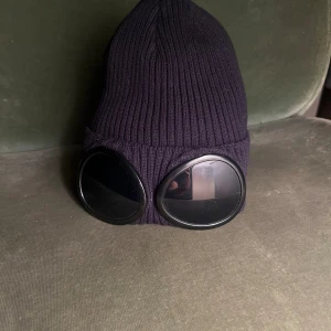 Cp Company mössa - Snygg Cp Company mössa köpt från NK för 1000 kr. Använd men i bra skick. Tags fås med. Tveka inte att skriva om du undrar nått!