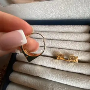 hej säljer min fina ring bejb från Lotta hasselblad den är helt ny har fått den i present den är även justerbar den är i guld (ingen skam) ny pris 1250 mitt 1000