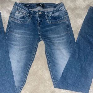 Ltb jeans - Säljer mina ltb jeans i modellen valerie! Säljer de eftersom att de har blivit lite tighta🫶🏻💗 Inga defekter och endast använda en gång! 