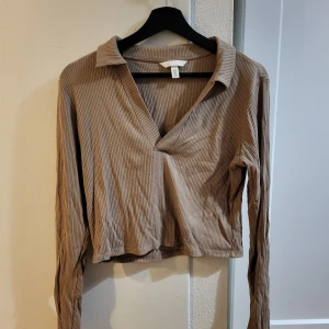 Ljusbrun/beige topp  - Ljusbrun/beige topp från HM. Storlek M. Använd 1 gång