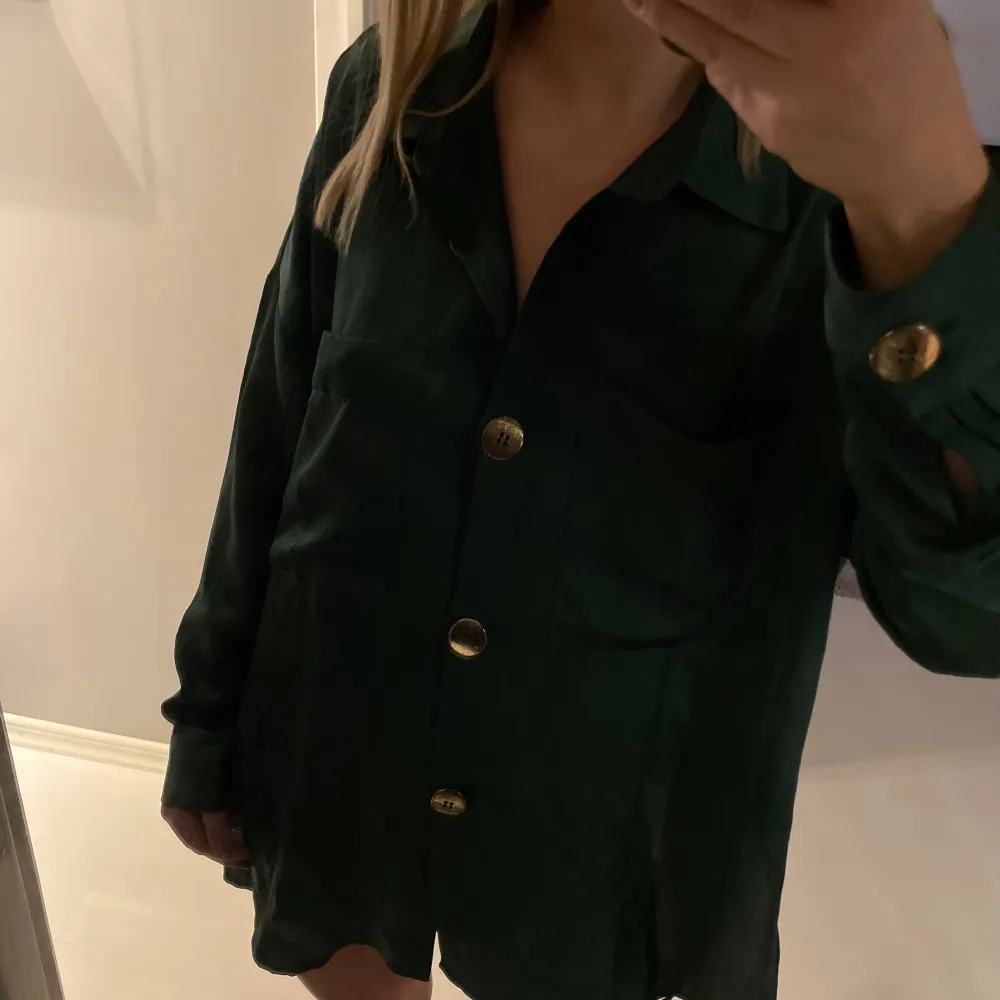 Säljer min gröna skjorta, något overzize. Snygg att ha öppen som stängd. 💚Stl 36 från Gina tricot. 180 kr exklusive frakt/mötas upp. . Skjortor.