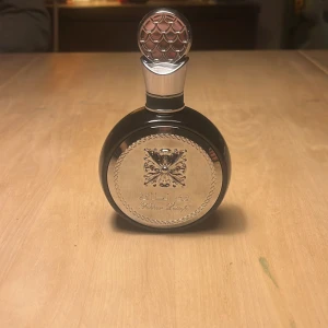 Lattafa fakhar black - Dupe av YSL Y EDP  Ca 10 sprays använd. 99% full. 100 ml flaska.