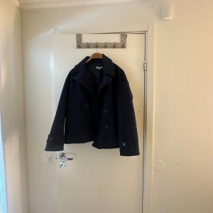 Design by si kappa - Säljer min superfina kappa ifrån design by si då den inte kommer till användning💕 den är använt fåtal gånger och ser precis ut som ny. Vid fler bilder på kappan skriv!!💕💕 storleken är xs/s och passar mig som har S passar även de som har M 💕💕