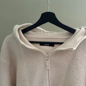 Beige lång fleece tröja/tunn jacka. Storlek L. Gott skick