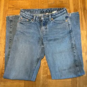 Jätte snygga jeans från weekday, straight! Skulle säga att de är stl XS-S. Passar mig perfekt som är 162cm lång och bär xs/s!💞💞Köpta för 350kr här på Plick. Slitna ner till, skriv priv vid närmare bild på det. Priset går definitivt att diskuteras!😊