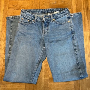 Jeans, weekday! - Jätte snygga jeans från weekday, straight! Skulle säga att de är stl XS-S. Passar mig perfekt som är 162cm lång och bär xs/s!💞💞Köpta för 350kr här på Plick. Slitna ner till, skriv priv vid närmare bild på det. Priset går definitivt att diskuteras!😊