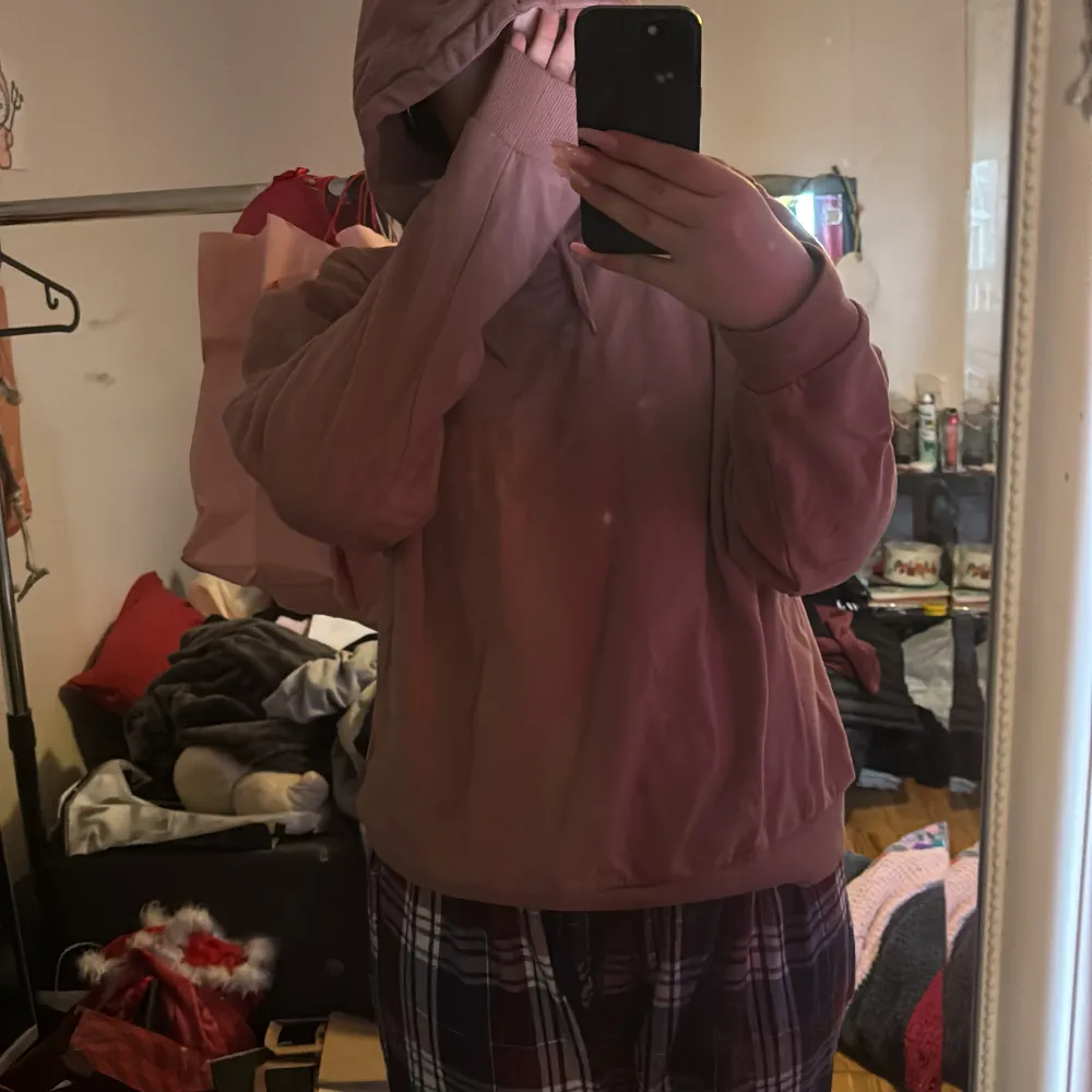 Säljer denna jätte fina rosa hoodie från lager 157 för den har inte kommit till användning . Hoodies.