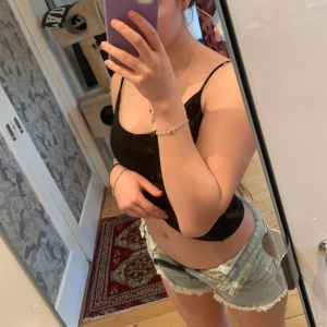 Jeans shorts - Söta jeans shorts som är för små på mig tyvärr, det står storlek 38 men skulle säga att det är XS, HM