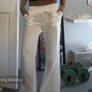 Linne byxor - Säljer dessa linne byxor.Köptes för 300kr,helt nya! Skriv privat för fler bilder/frågor. De är nervikta på bilden. (Lånad bild)💘