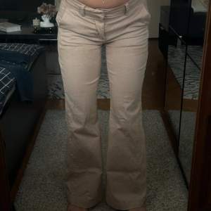 Low waist chinos från Gina 🩷 Innerbenslängd: 80 Midjemått: 37 Jag e 165