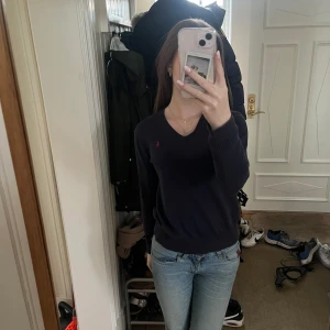 Mörkblå Ralph lauren tröja - En mörkblå Ralph lauren tröja som är i väldigt bra skick! Den passar xxs-xs❤️ jag är 165 cm. 