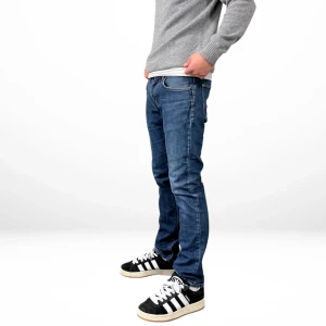 Tommy Hilfiger Jeans - Vi säljer ett par Tommy Hilfiger jeans i färgen mörk blå. Jeans har en bra passform i storleken 32/32, dem är sparsamt använda!  Vi har gått igenom jeansen noggrant och dem är i fint skick.  skick skala 9/10