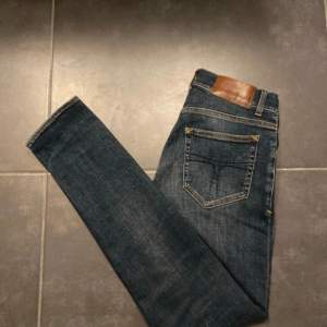 Tiger of Sweden jeans i storlek 28/32. I skick som nytt. Modellen är ”Evolve”, passformen är slim. Skriv vid frågor eller funderingar, även om ni vill ha fler bilder eller liknande! 😉