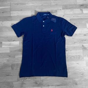 Polo Ralph Lauren piké  - Super snygg polo Ralph Lauren piké i storlek M herr! Helt ny! Ny pris 1300kr. Vid frågor och eller funderingar tveka inte på att höra av dig!🔥🤩