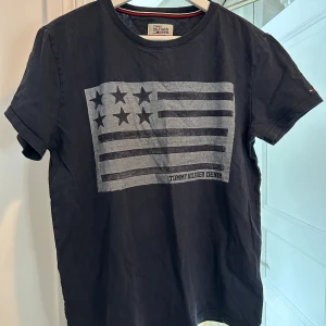 Tommy Hilfiger T-Shirt - Skick 8/10 fräsch T-shirt Säljer denna t-shirt för den blivit för liten för mig själv.. Köpt i Stockholm NK för 449kr för några år sedan. 