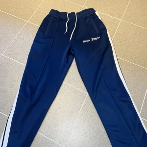 Blåa Palm angels byxor - I bra skick, Storlek L men passar storlek M perfekt 