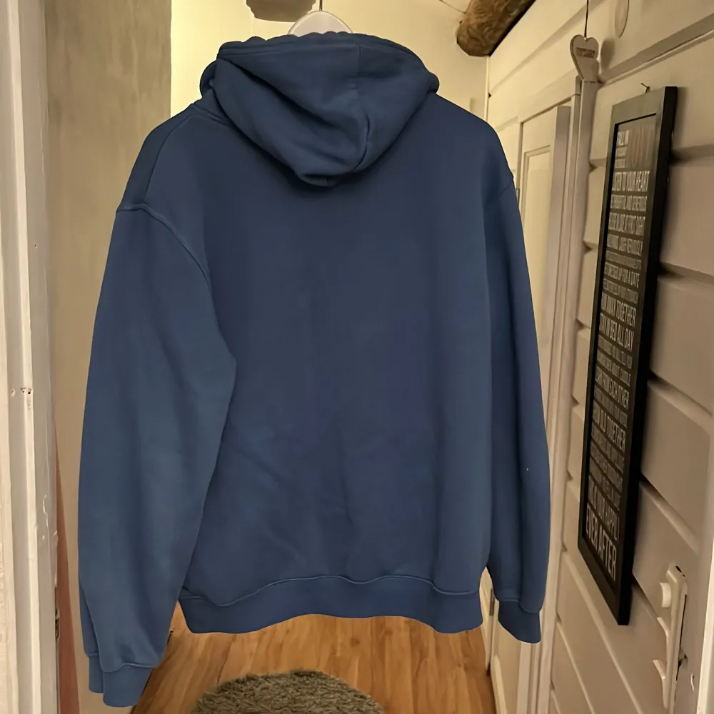 Säljer min mörkblåa hoodie ifrån hm då den inte kommer till användning!. Hoodies.