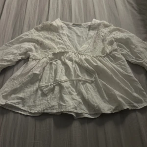 Blus  - Super fin långärmad tröja💕 Den har tecken på användning men ser fortfarande bra ut🩷 Den är ifrån Pull&bear i storlek S💕 skriv innan ni trycker på köp🩷