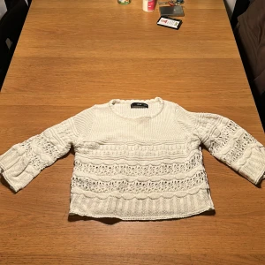 Vit stickad tröja  - Säljer denna vita stickade tröja i storlek xs som blivit förliten för mig tyvärr. 