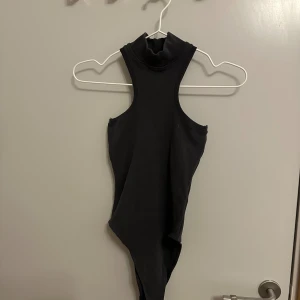 Två polo bodys från Zara. - Två tvääärfina polo bodys från Zara. Jättefina och sitter jättefint! De är dock för små för mig:( De är tvättade och tvättar de ytterligare igen om det är någon som är intresserad 😅