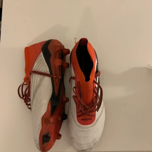 Fotbollsskor strl. 42  - Adidas predator control skin 18.1 FG  Storlek 42  Använda 2 veckor på konstgräs  Säljs för att de är för små för mig.