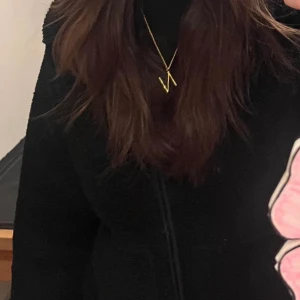 Maria Nilsdotter ”wonky letter necklace” - Knappt använt halsband från Maria Nilsdotter, längd är 50cm men det finns även möjlighet att få med 45cm kedja. Bokstav N.  Skriv vid fler frågor 🩷