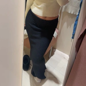 Lång kjol - Lång svart kjol i fint material från Gina som aldrig använts!💗