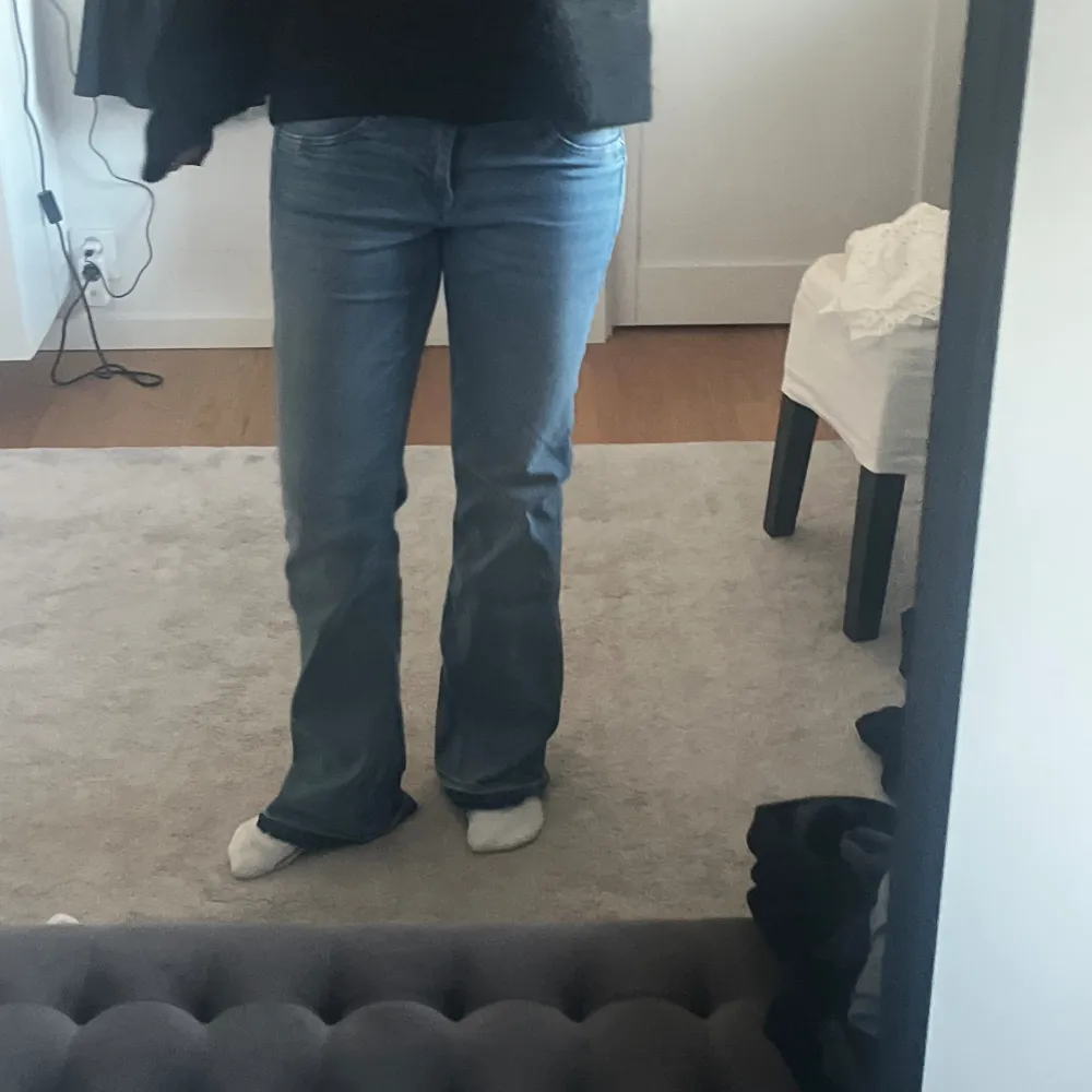Blåa lågmidjade utsvängda jeans från H&M i storlek 42, sitter mer som en 40. Jag är ca 175 cm lång 😊. Jeans & Byxor.