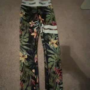 Stronger träningsbyxor  - Väldigt fint skick Använda och tvättade en gång väldigt sköna och skulle säga att de passar mellan xxs-s eftersom de ät så töjbara men de är storlek xs egentligen 