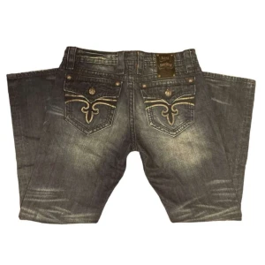 Rock Revival Jeans - Jättefina rocks som passar baggy å bootcut😍😍 inge defekter vad jag märkt🌠 kan skicka mått om de önskas!!🧶🧶 kan även lösa bild på framsidan eller med de på😆🐐storlek 33🎀 följ gärna då ja lägger upp mycket liknande!🌟💛