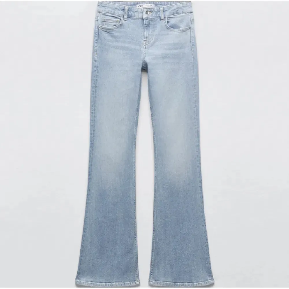 Säljer dessa ljusblå lågmidjade jeans från zara då de inte används längre💕 Kan gå ner i pris vid snabb affär🥰 Finns inte att köpa längre! . Jeans & Byxor.