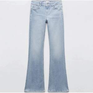 Säljer dessa ljusblå lågmidjade jeans från zara då de inte används längre💕 Kan gå ner i pris vid snabb affär🥰 Finns inte att köpa längre! 