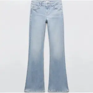 Säljer dessa ljusblå lågmidjade jeans från zara då de inte används längre💕 Kan gå ner i pris vid snabb affär🥰 Finns inte att köpa längre! 