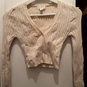 Kofta - En kort kofta från HM, stl XS Den har bara legat i garderoben, aldrig använd 