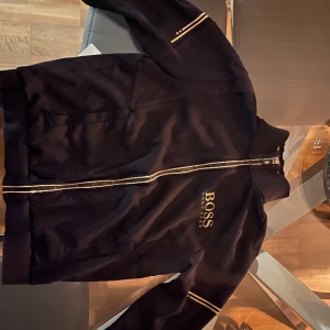 Hugo boss kofta - Fin Hugo boss kofta, bra skick på den inte använd så mycket. Varför jag säljer-den passar inte mig. (OM DU VILL HA MER BILDER SKRIV PRIVAT)