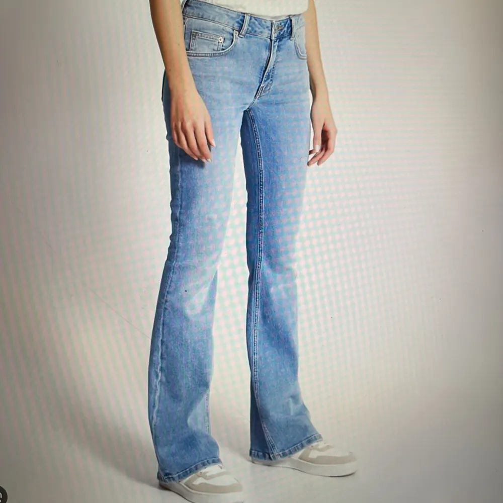 Dom är i bra skick och är väldigt fina dom är i pass formen short Low boot💖💖💖. Jeans & Byxor.