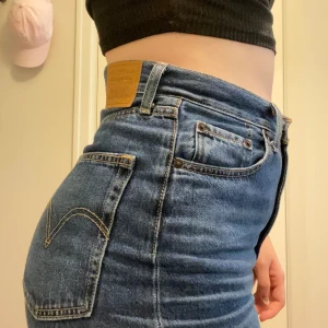 Levi’s jeans high loose 29/31 - Jättesnygga blåa Levi jeans i storleken W29/ L31. Jeansen är höga i midjan och breda i benen. De är endast använda några gånger och jag säljer för att de blivit för stora tyvärr. Inköpta för 1450kr.