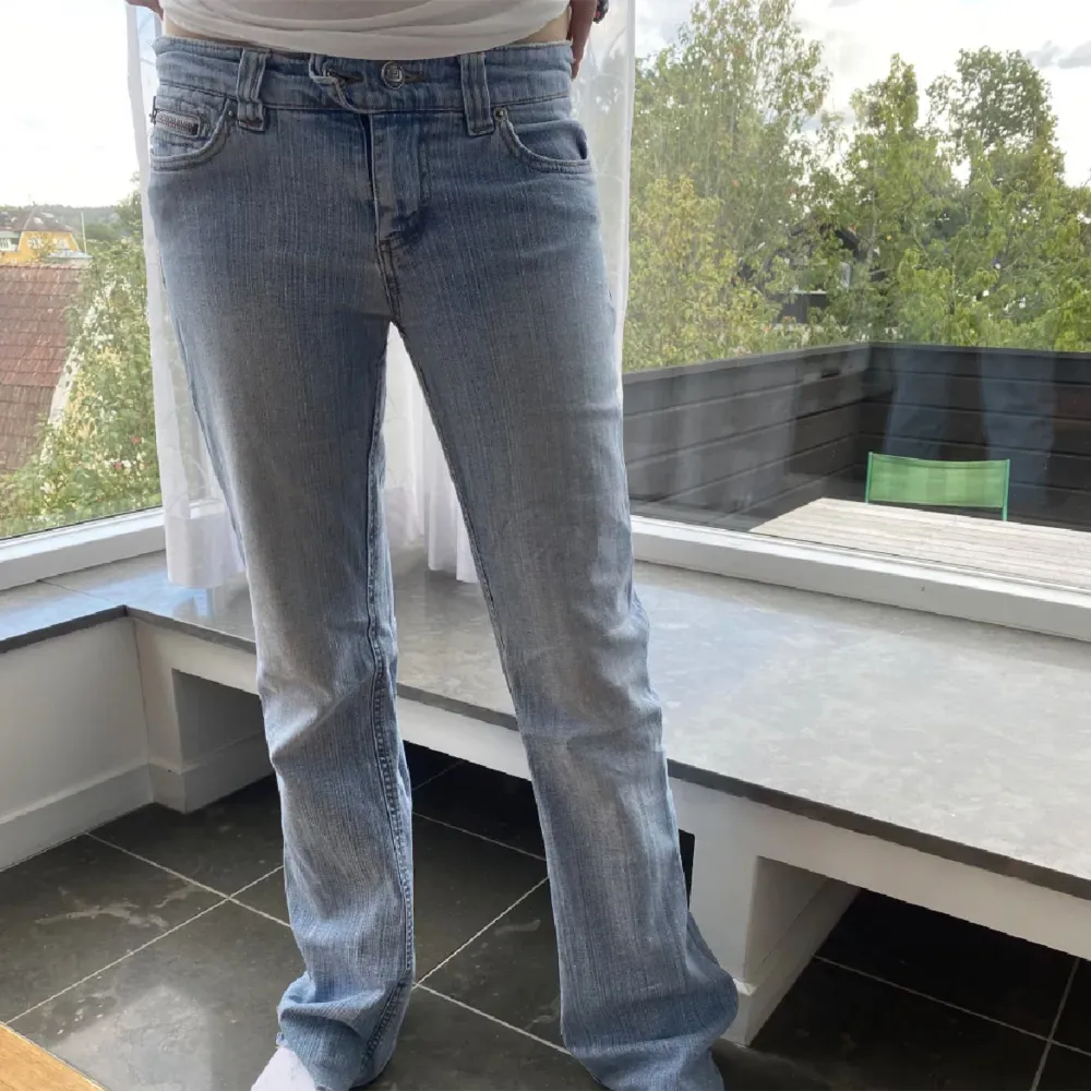 As snygga ljusblå lågmidjade jeans med cool gylf!😇 Säljer då dem inte kommer till användning längre . Jeans & Byxor.