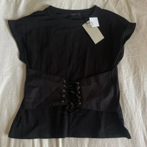 korsett t-shirt - snygg korsett t-shirt där man får knyta så som man vill själv! I nyskick, med prislappen kvar🫶🏼