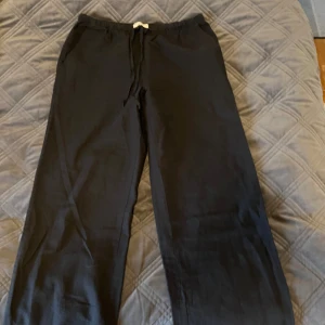 Svarta linnebyxor - ginatricot - Svarta svala linnebyxor ifrån ginatricot. Använda få gånger då jag tycker dom är lite förstora för mig. Linnebyxorna har lite vidare ben men sitter fint. 