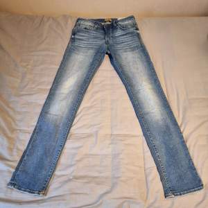 Tvärsköna jack & jones jeans i strl. 29×32. Modell slim/glenn. Vid frågor eller fler bilder är det bara att skriva//Kba_Closet 