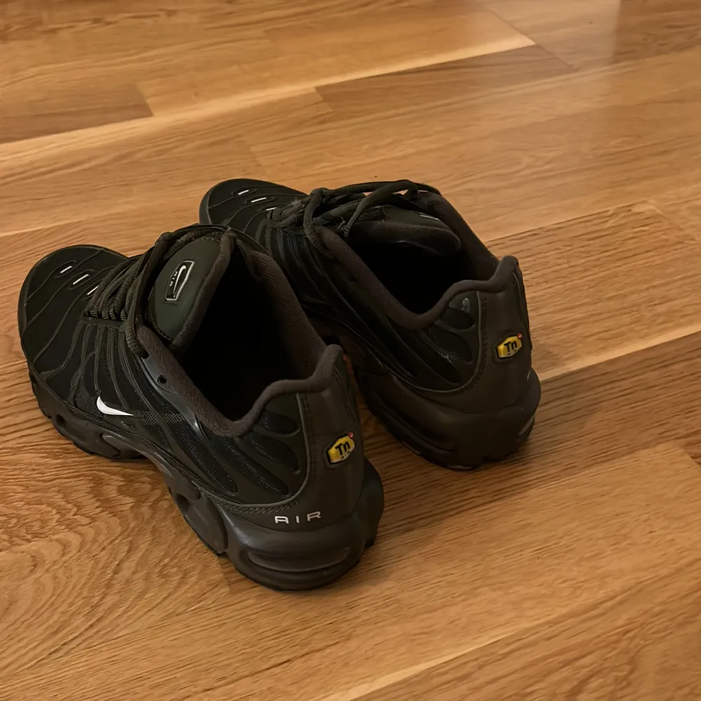 Olivgröna nike airmax tn jätte bra skick. Strlk 41. Skor.