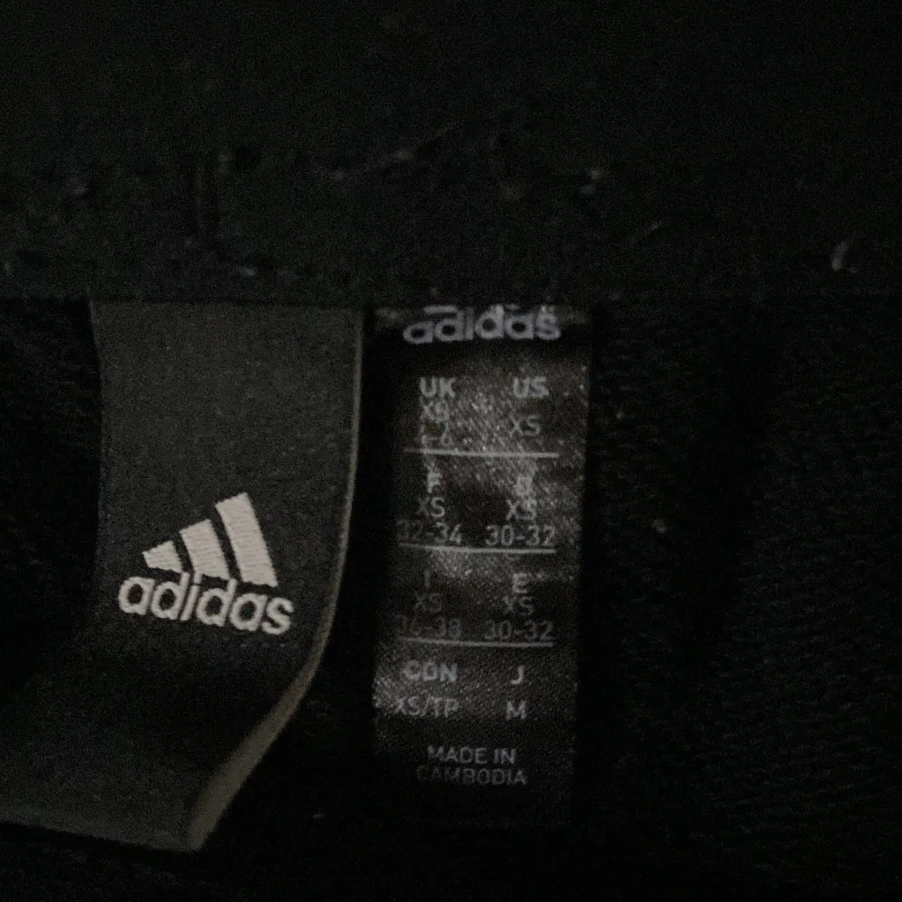 Säljer dessa Adidas mjukisar då de ej passar mig längre😻 bra skick kan skicka tydligare bilder vid intresse🙌🏻 jag tror det är storlek xs men de står storlekar på bild 3. Jeans & Byxor.