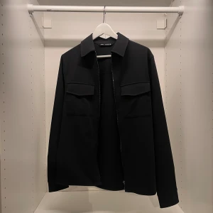 Zara jacket - Tunn jacket från Zara, knappt använd. Storlek M