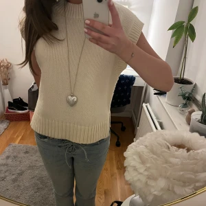 Stickad-väst/tröja  - Säljer denna soft goat inspirerade tröjan då den inte kommmer till användning längre💓💓💓i storlek m men passar s och xs