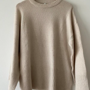 Stickad tröja - Ljusbeige tunnstickad tröja med slits på sidorna 😍🌸 använd 1 gång