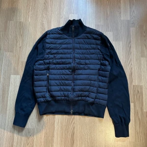 Moncler cardigan - Nyskick och riktigt bra kvalitet. Hör av er vid fler frågor