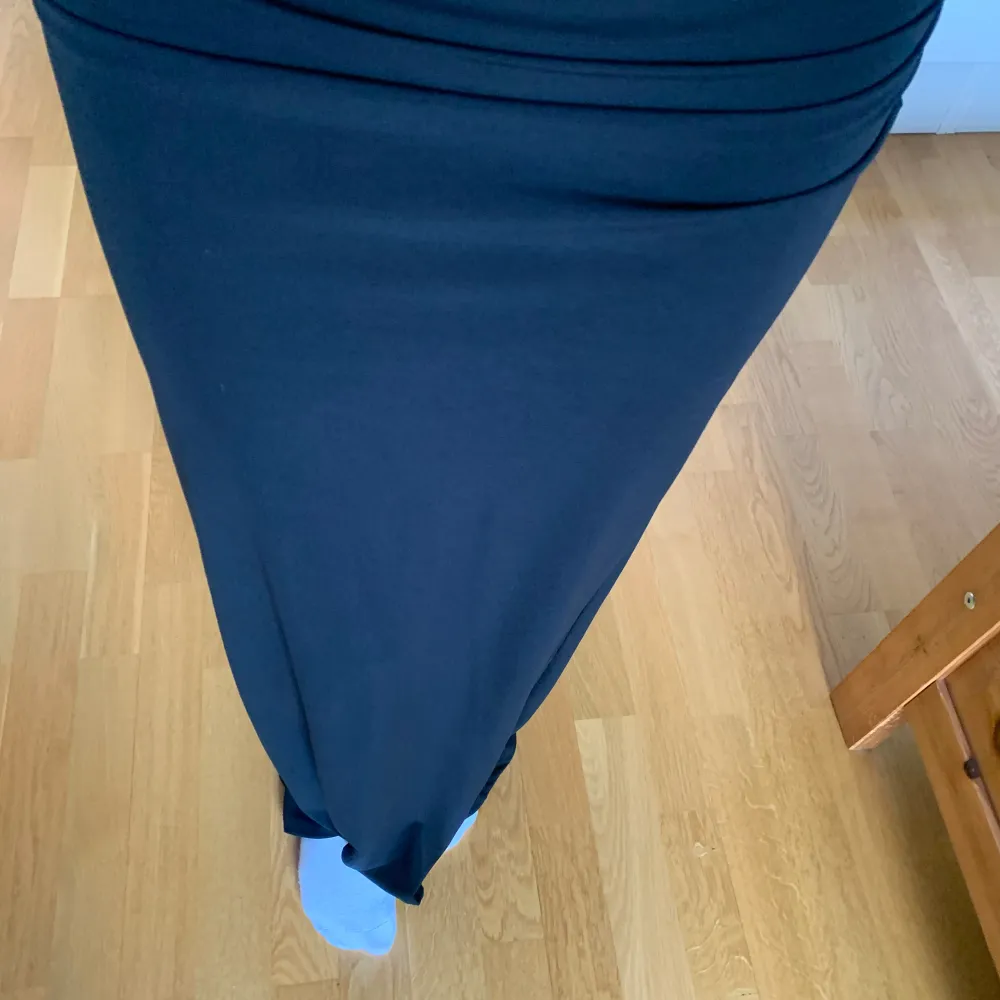 Denna fina lång kjolen är aldrig använt , den är ifrån Gina och är mer kostym material, köpte för 299kr men säljer för 199kr , jag är ca 160 och är bra längd för mig🩷 . Kjolar.