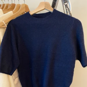 Stickad t-shirt  - Köpt på missay, Assnygg💙. Storlek XS tror jag, jättemjuk och ALDRIG använd. 